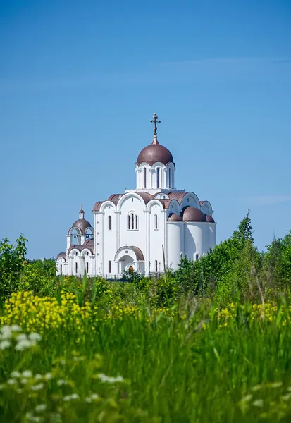 La chiesa ortodossa in giorno estivo . — Foto Stock