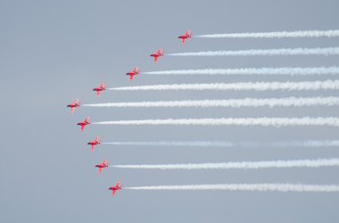 Tallinn, Estonya - 23 Haziran, Kırmızı oklar Kraliyet Hava Kuvvetleri akrobasi görüntü yukarıda tallinn 23.06.2014 Defne defne