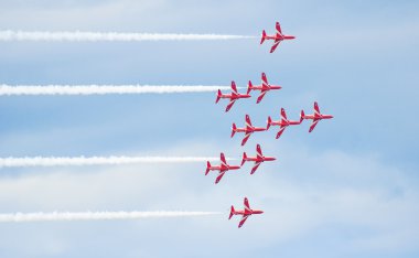 Tallinn, Estonya - 23 Haziran, Kırmızı oklar Kraliyet Hava Kuvvetleri akrobasi görüntü yukarıda tallinn 23.06.2014 Defne defne
