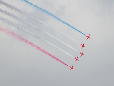 Tallinn, Estonya - 23 Haziran, Kırmızı oklar Kraliyet Hava Kuvvetleri akrobasi görüntü yukarıda tallinn 23.06.2014 Defne defne