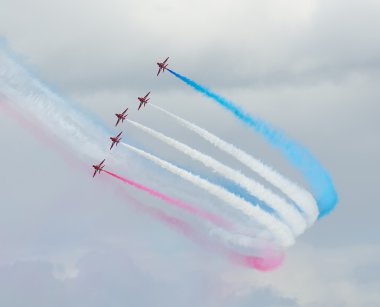 Tallinn, Estonya - 23 Haziran, Kırmızı oklar Kraliyet Hava Kuvvetleri akrobasi görüntü yukarıda tallinn 23.06.2014 Defne defne