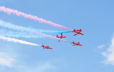 Tallinn, Estonya - 23 Haziran, Kırmızı oklar Kraliyet Hava Kuvvetleri akrobasi görüntü yukarıda tallinn 23.06.2014 Defne defne