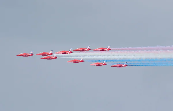 De baai van Tallinn, Estland - 23 juni, rode pijlen Koninklijke Luchtmacht kunstvlieger weergave boven tallinn baai bij 23.06.2014 — Stockfoto