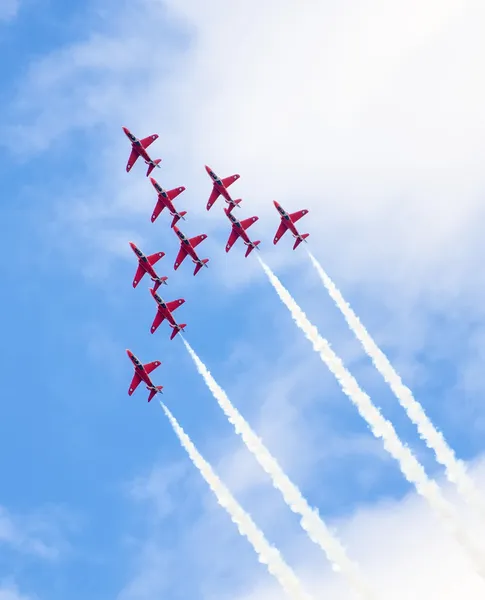 De baai van Tallinn, Estland - 23 juni, rode pijlen Koninklijke Luchtmacht kunstvlieger weergave boven tallinn baai bij 23.06.2014 — Stockfoto