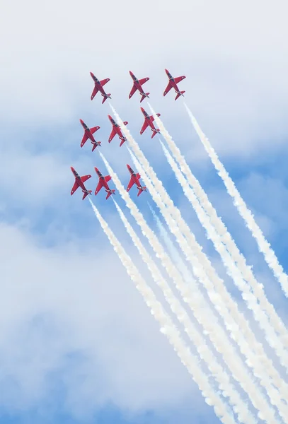 TALLINN BAY, ESTONIA - 23 DE JUNIO, Flechas Rojas Royal Air Force Aerobatic Display above Tallinn Bay at 23.06.2014 — Foto de Stock