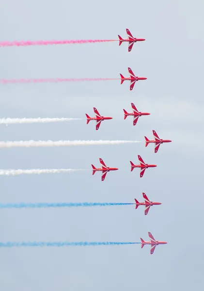 TALLINN BAY, ESTONIA - 23 DE JUNIO, Flechas Rojas Royal Air Force Aerobatic Display above Tallinn Bay at 23.06.2014 — Foto de Stock