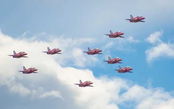 TALLINN BAY, ESTONIA - 23 DE JUNIO, Flechas Rojas Royal Air Force Aerobatic Display above Tallinn Bay at 23.06.2014 —  Fotos de Stock