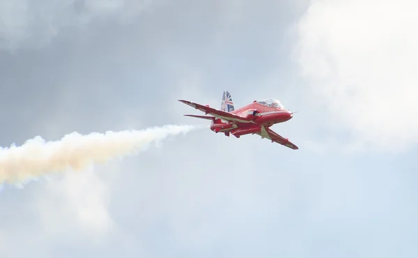 Zatoka Tallin, estonia - 23 czerwca, czerwone strzałki królewskie siły powietrzne akrobacji wyświetlacz powyżej tallinn zatoki w 23.06.2014 — Zdjęcie stockowe