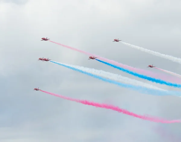 TALLINN BAY, ESTONIA - 23 DE JUNIO, Flechas Rojas Royal Air Force Aerobatic Display above Tallinn Bay at 23.06.2014 —  Fotos de Stock