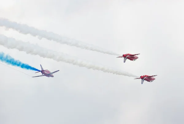 De baai van Tallinn, Estland - 23 juni, rode pijlen Koninklijke Luchtmacht kunstvlieger weergave boven tallinn baai bij 23.06.2014 — Stockfoto