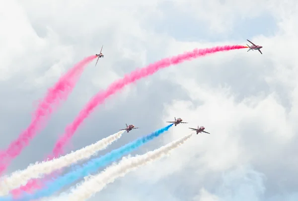Bay, Tallinn, Estonsko - 23. června, červené šipky royal air force akrobatického displeje nad tallinn zálivu na 23.06.2014 — Stock fotografie
