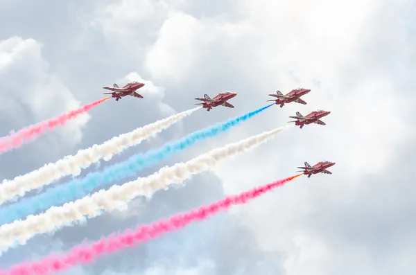 塔林湾、 爱沙尼亚-6 月 23 日，红色箭头皇家空军特技显示以上塔林湾在 23.06.2014 — 图库照片