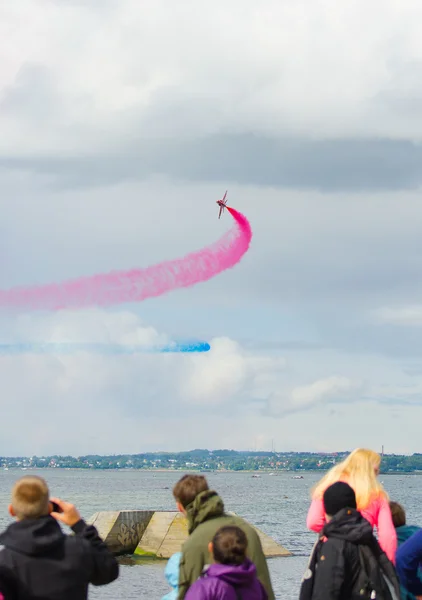 Tallinn bay, Estland - 23 juni, Röda pilar kungliga flygvapnet aerobatic skärmen ovanför tallinn bay på 23.06.2014 — Stockfoto