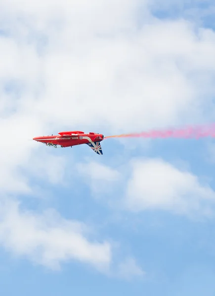 TALLINN BAY, ESTONIA - 23 DE JUNIO, Flechas Rojas Royal Air Force Aerobatic Display above Tallinn Bay at 23.06.2014 — Foto de Stock