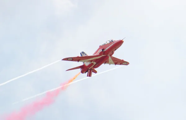 Tallinn, Estonya - 23 Haziran, Kırmızı oklar Kraliyet Hava Kuvvetleri akrobasi görüntü yukarıda tallinn 23.06.2014 Defne defne — Stok fotoğraf