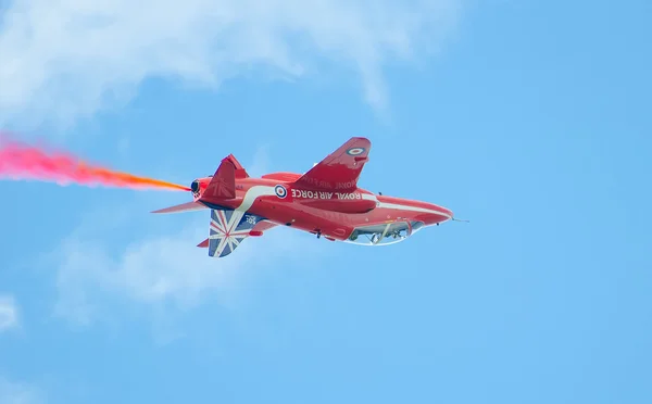 De baai van Tallinn, Estland - 23 juni, rode pijlen Koninklijke Luchtmacht kunstvlieger weergave boven tallinn baai bij 23.06.2014 — Stockfoto