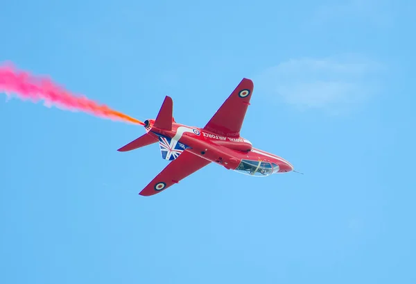 De baai van Tallinn, Estland - 23 juni, rode pijlen Koninklijke Luchtmacht kunstvlieger weergave boven tallinn baai bij 23.06.2014 — Stockfoto