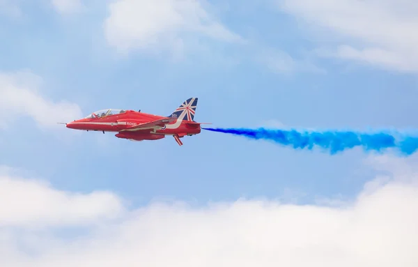 TALLINN BAY, ESTONIA - 23 DE JUNIO, Flechas Rojas Royal Air Force Aerobatic Display above Tallinn Bay at 23.06.2014 — Foto de Stock