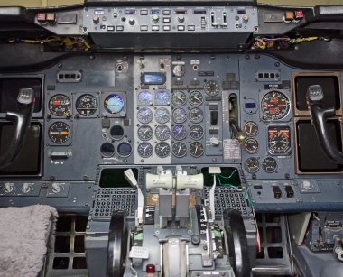 Görünüm uçak pilot kabinde kolu itme.
