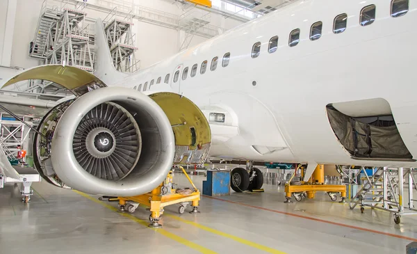 Detailed view of plane engine. Aircraft maintenance. — Stock Photo, Image