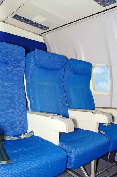 Assentos de avião vazios perto da janela . — Fotografia de Stock
