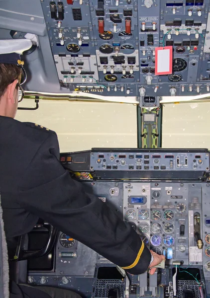 Achteraanzicht van de piloot in de cabine van het vliegtuig. — Stockfoto