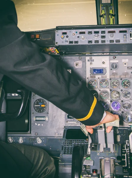 Πίσω όψη του πιλότου στην καμπίνα του αεροσκάφους. — Φωτογραφία Αρχείου