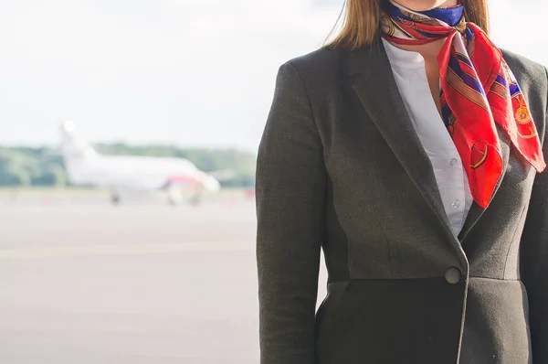 Stewardess auf dem Flugplatz. Platz für Ihren Text. — Stockfoto