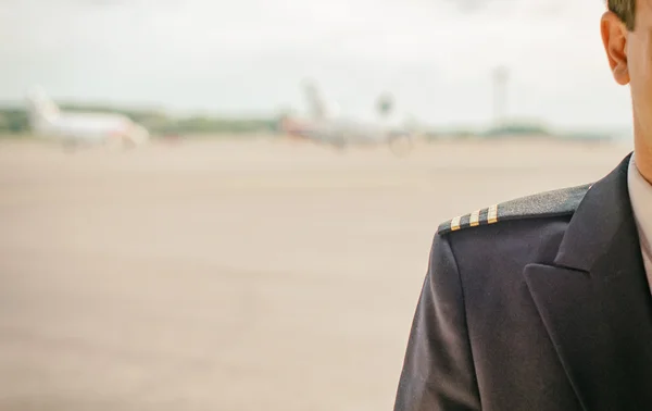 Piloto en el campo de aviación. Lugar para su texto . — Foto de Stock