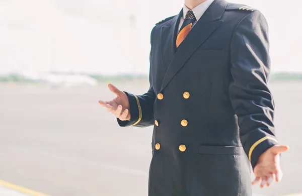 Pilot auf dem Flugplatz. Platz für Ihren Text. — Stockfoto