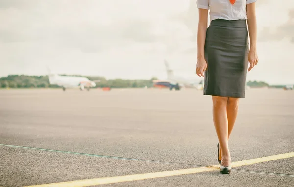 Stewardess auf dem Flugplatz. Platz für Ihren Text. — Stockfoto