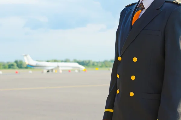 Piloto en el campo de aviación. Lugar para su texto . — Foto de Stock