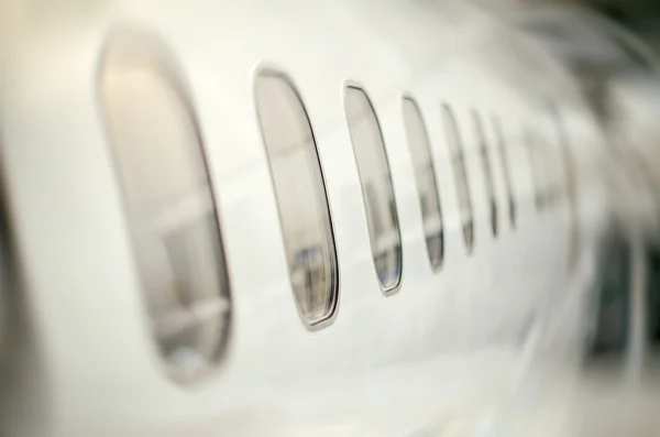 Ventanas de aviones de pasajeros. Vista desde el exterior . — Foto de Stock