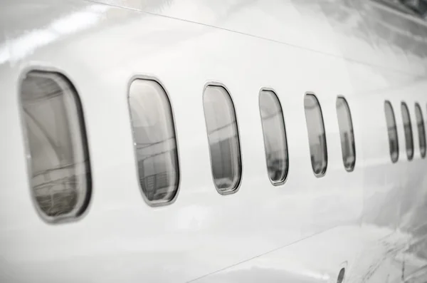 Ventanas de aviones de pasajeros. Vista desde el exterior . — Foto de Stock