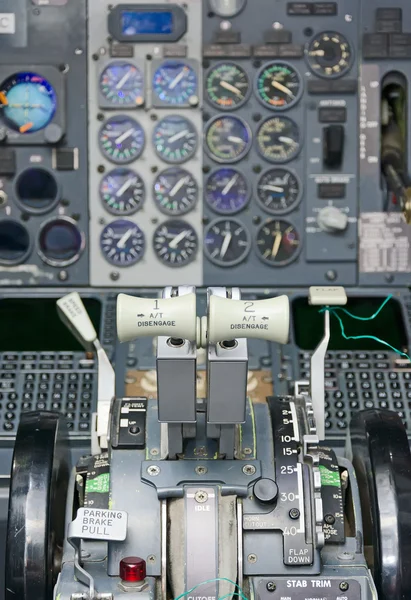 Vista de la palanca de empuje de los aviones en la cabina del piloto . —  Fotos de Stock