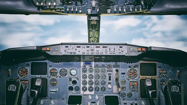 Tableau de bord des avions. Vue à l'intérieur de la cabine du pilote . — Photo