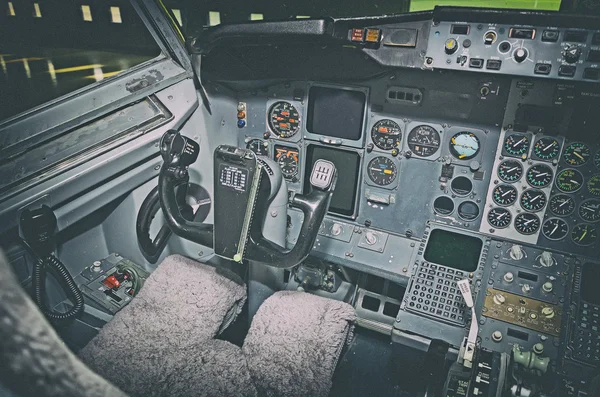 Tableau de bord des avions. Vue à l'intérieur de la cabine du pilote . — Photo