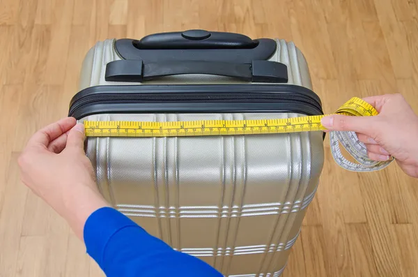 Medición de equipaje de mano con cinta métrica . —  Fotos de Stock