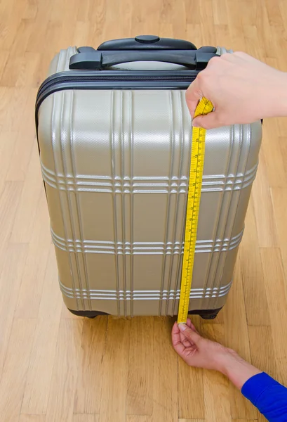 Hand luggage measurement using measuring tape. — Stock Photo, Image