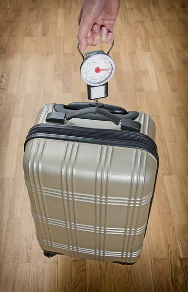 Hand luggage measurement using steelyard balance. — Stock Photo, Image