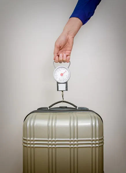 Hand luggage measurement using steelyard balance. — Stock Photo, Image