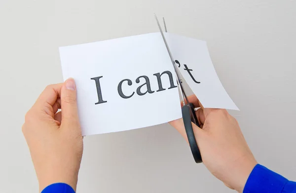 Weibliche Hand schneidet Papier mit Worten. Konzept. — Stockfoto