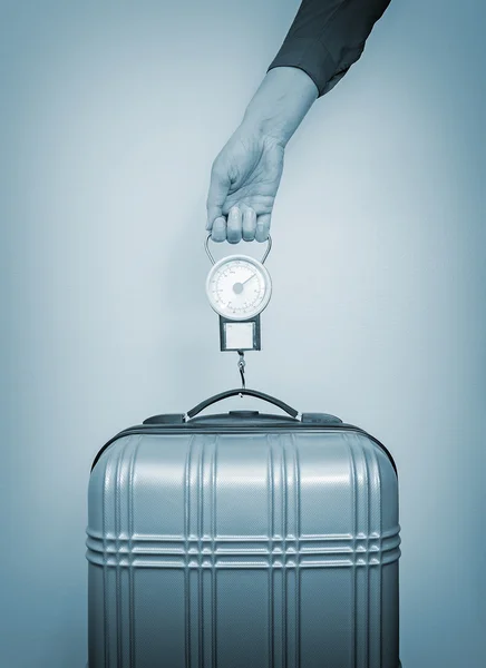 Hand luggage measurement using steelyard balance. — Stock Photo, Image