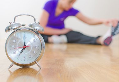 günün programı. spor yaparken kadın.