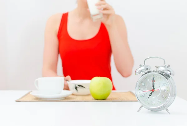 Schedule of the day. Morning. Woman having breakfast. — Stock Photo, Image