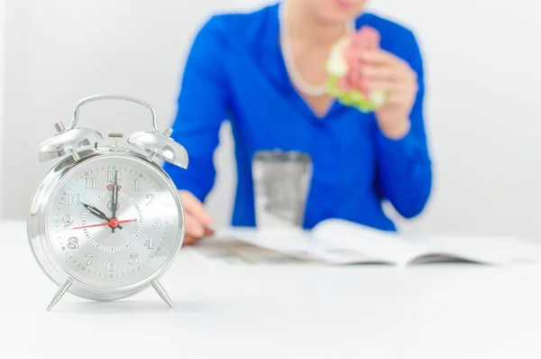 Schedule of the day. Morning. Woman having breakfast. — Stock Photo, Image