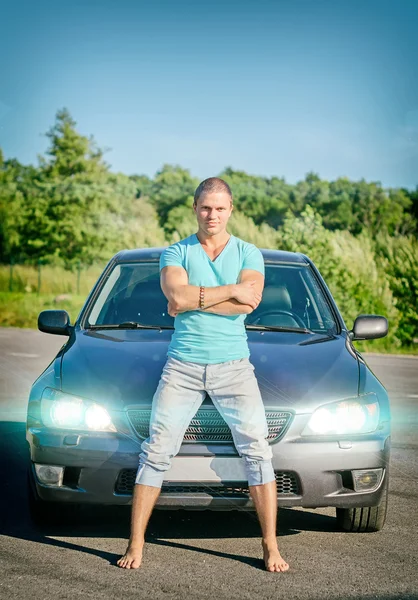 Muskulöser attraktiver Mann in der Nähe des Autos. — Stockfoto