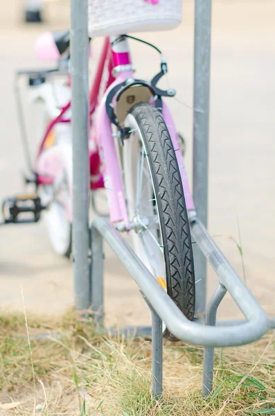 Aparcamiento para bicicletas en el parque infantil . — Foto de Stock