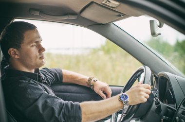 Arabada yakışıklı bir adam portresi.