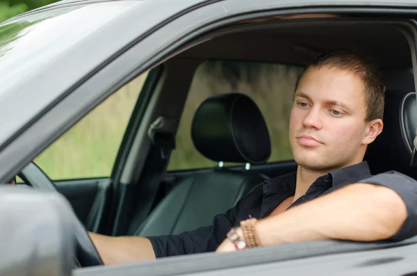 Portret przystojny mężczyzna w samochodzie. — Zdjęcie stockowe